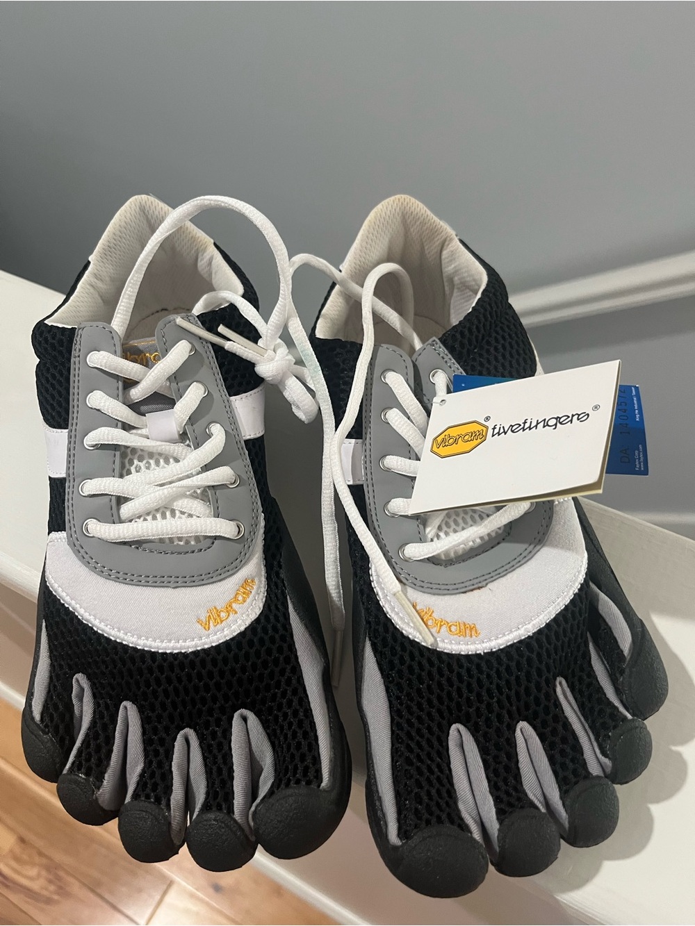Vibram FiveFingers Kids Black White Gray Toe Sneakers Youth 42 Speed Youth NWT